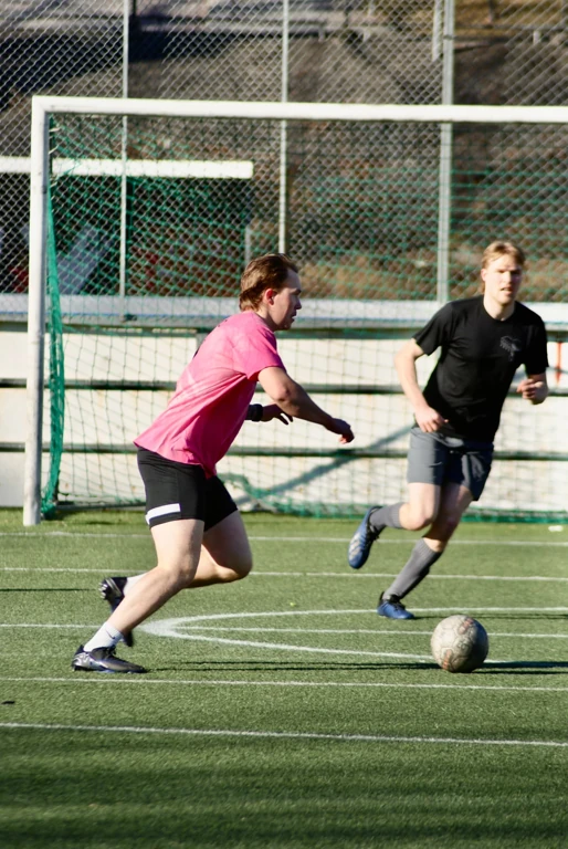 Pelaajat juoksevat pallon perässä